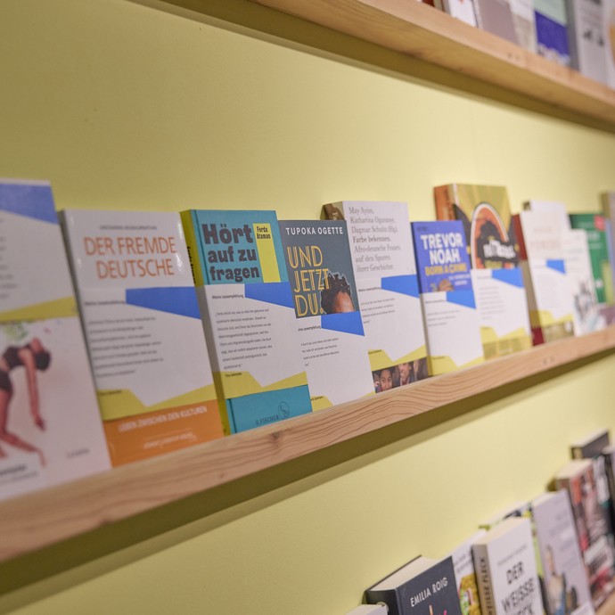Blick auf themenspezifische Büchersammlung (vergrößerte Bildansicht wird geöffnet)
