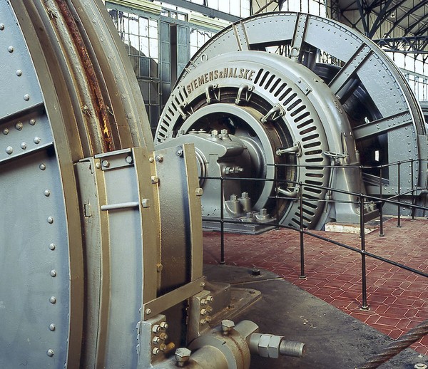 Fördermaschine mit dem Schriftzug "Siemens & Halske".
