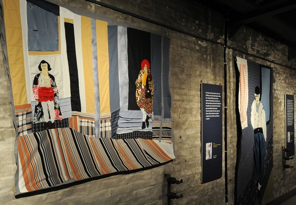 Blick in die Ausstellung mit zwei Textilbildern an der Wand.