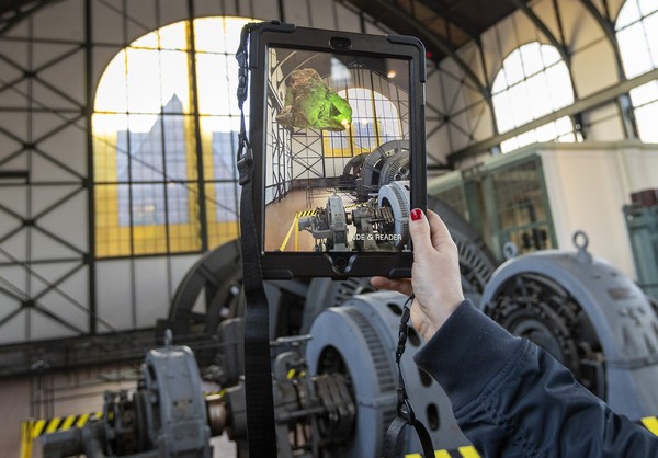 Blick auf ein Tablet, das die Augmented-Reality-Installation in der Maschinenhalle sichtbar werden lässt