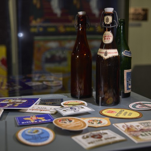 Bierdeckel in einer Vitrine