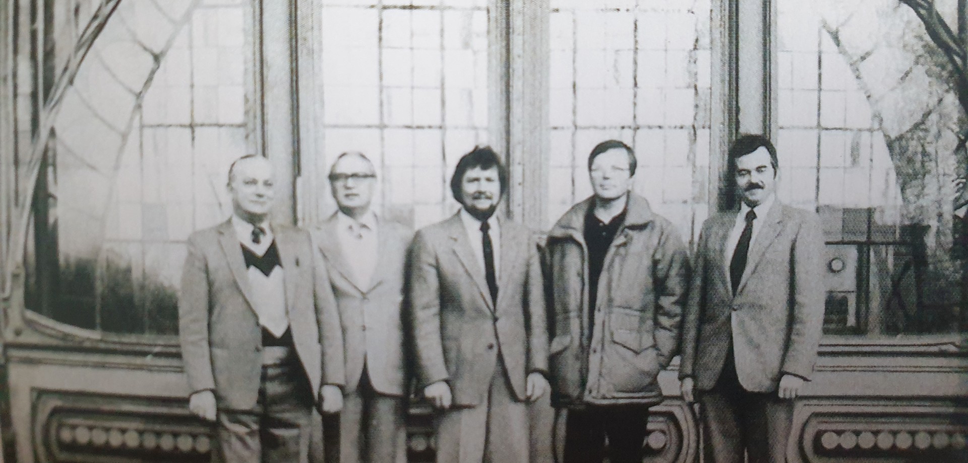 Das Foto zeigt den ersten Vorstand des FIZ - wie er danach knapp und einprägsam genannt wurde - vor dem Jugendstilportal der Maschinenhalle auf Zoller