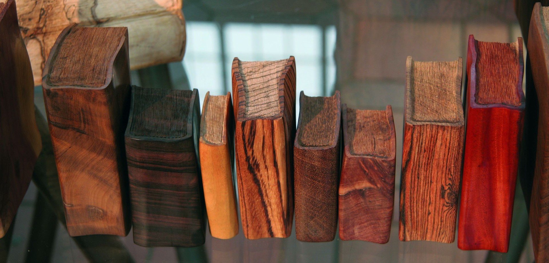 Bücher aud Holz in Braun- und Rottönen