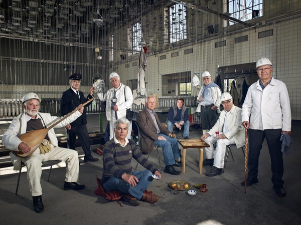 Gruppenbild ehemaliger türkischer Lehrlinge - heute Erwachsene - in Arbeitskleidung in einer Kaue. Foto: Cornelia Suhan
