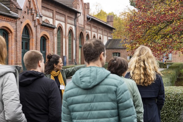 Blick auf eine Führung im Ehrenhof der Zeche Zollern