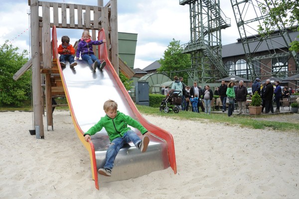 Kinder auf der Rutsche des Spielplatzes.