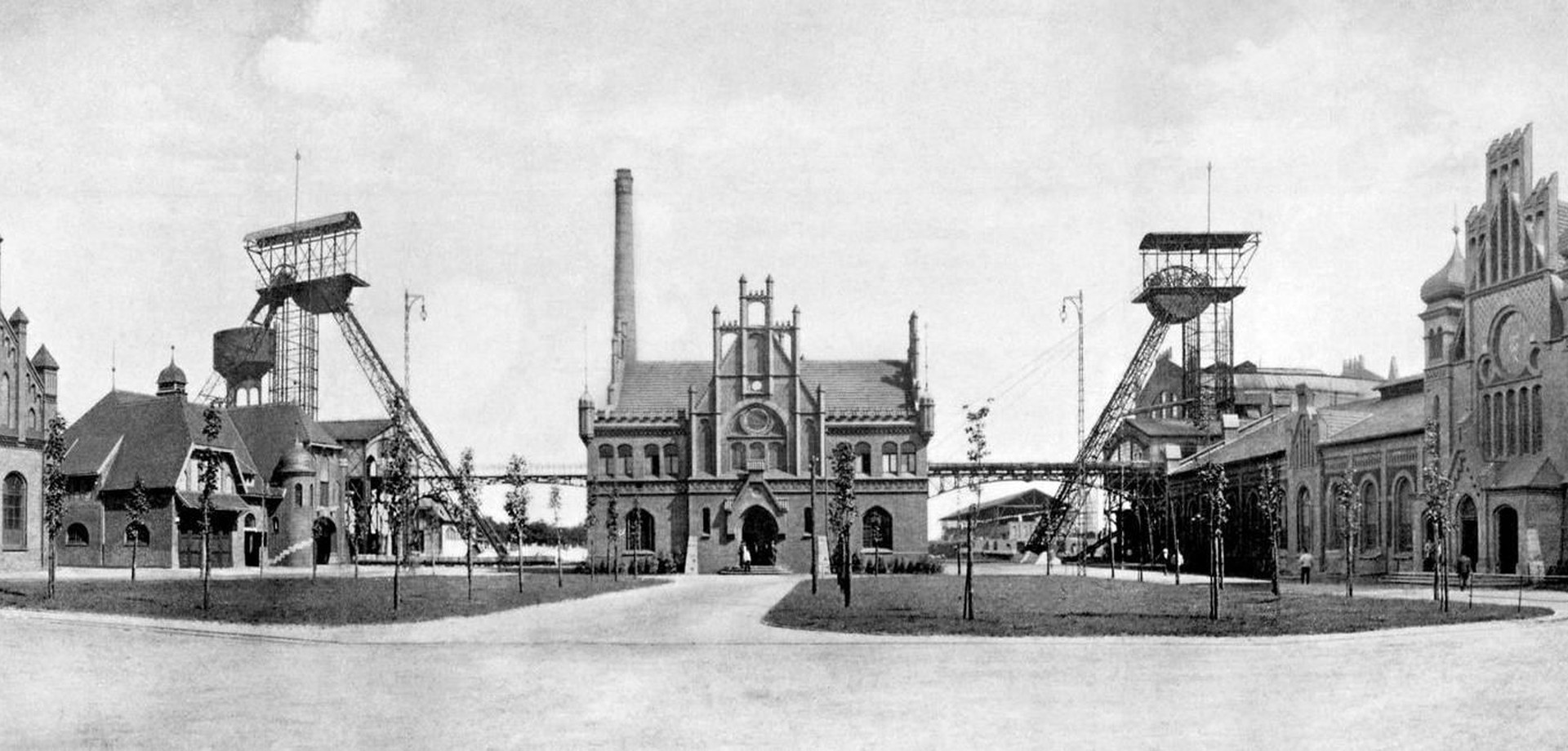 Schwarz-Weiß-Panorama der Zeche Zollern mit den Gebäuden rund um den Ehrenhof aus dem Jahr 1904. Foto: Siemens-Archiv