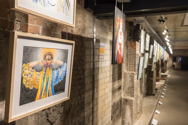Blick in die vergangene Ausstellung PostMost. Zu sehen sind verschiedene Werkstücke der Künstler:innen im Keller der Maschinenhalle der Zeche Zollern.