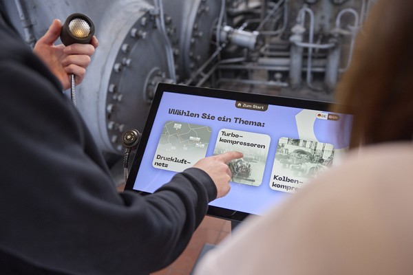 Blick auf eine Medienstation in der Maschinenhalle