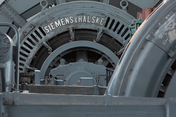 Fördermaschine mit dem Schriftzug "Siemens & Halske".