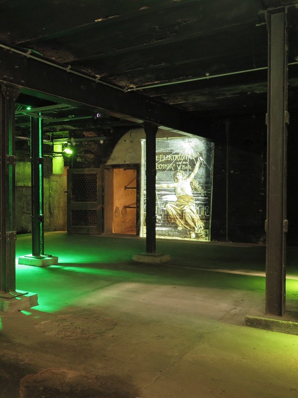 Blick auf Bild in der Maschinenhalle
