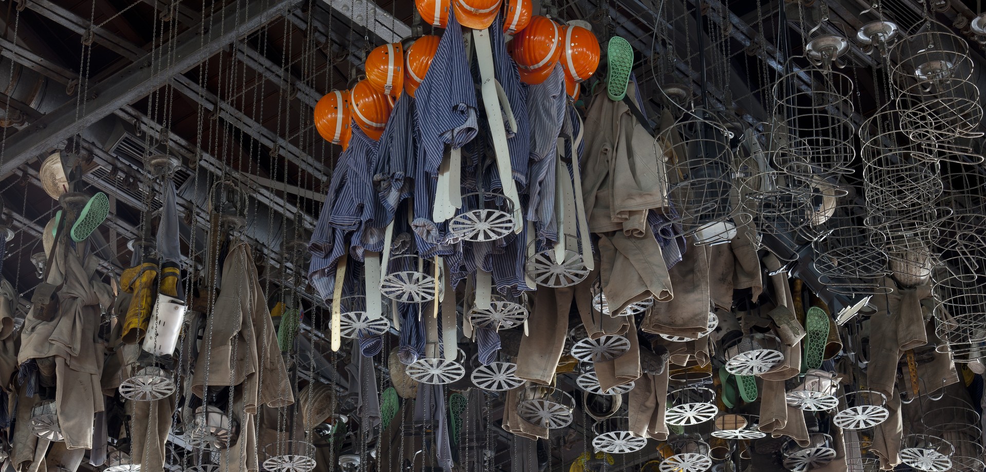 Blick unter die Decke der Waschkaue mit Kauenkörben, in denen Bergarbeiterkleidung liegt. Foto: Florian Monheim, Krefeld