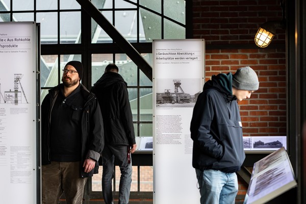 Besucher in der Ausstellung "Wege der Kohle".