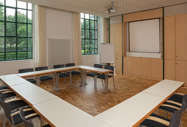 Semimarraum 2 mit U-Bestuhlung und Fensterfront
