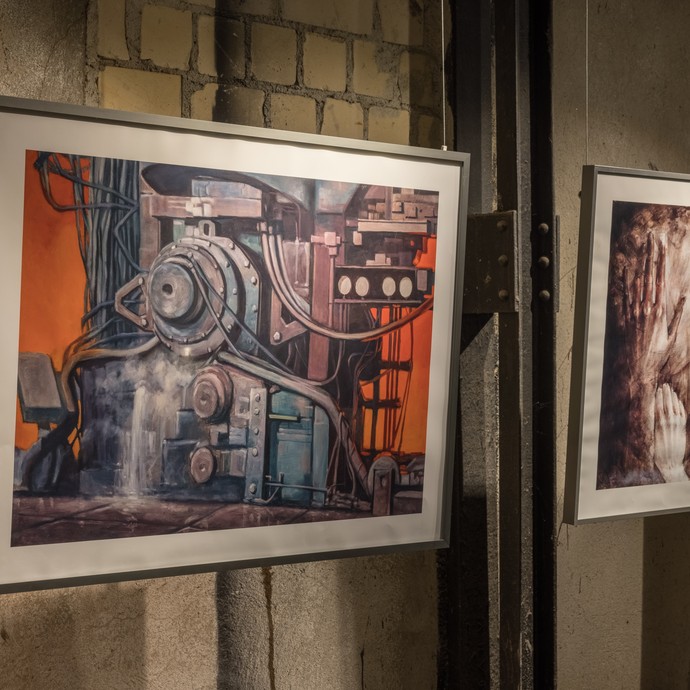 Zwei Gemälde einer Maschine und einem Händepaar (öffnet vergrößerte Bildansicht)