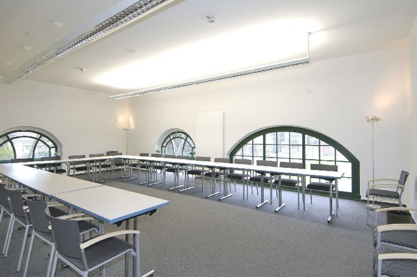 Seminarraum 3 u-förmig bestuhlt.
