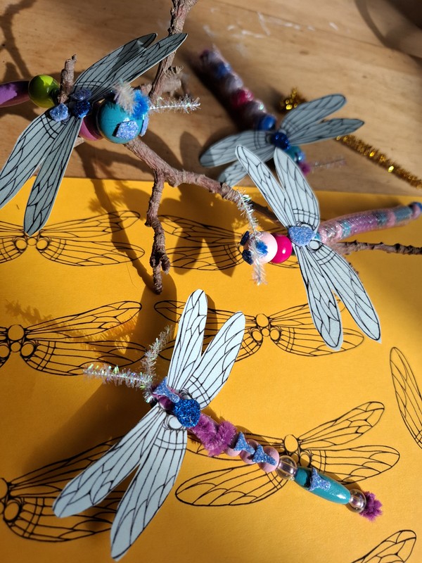 Gebastelte Libellen aus Pfeifenreiniger und Papier