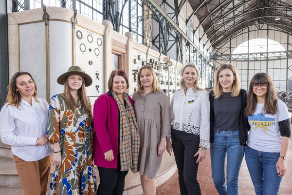 Fotografie der Künstlerinnen mit der Museumsleiterin Dr. Anne Kugler-Mühlhofer