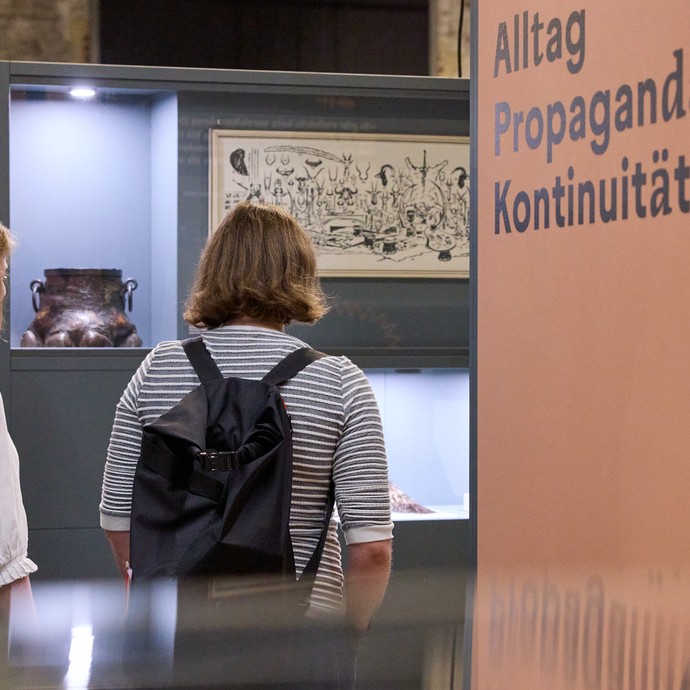 Zwei Frauen gehen durch die Ausstellung (vergrößerte Bildansicht wird geöffnet)