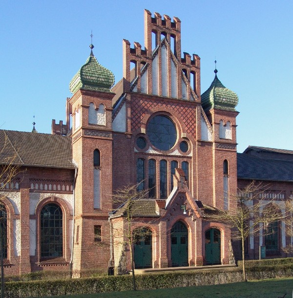 Reich verzierte Backstein-Fassade der Lohnhalle mit Schmuckgiebeln und Zwiebeltürmen.