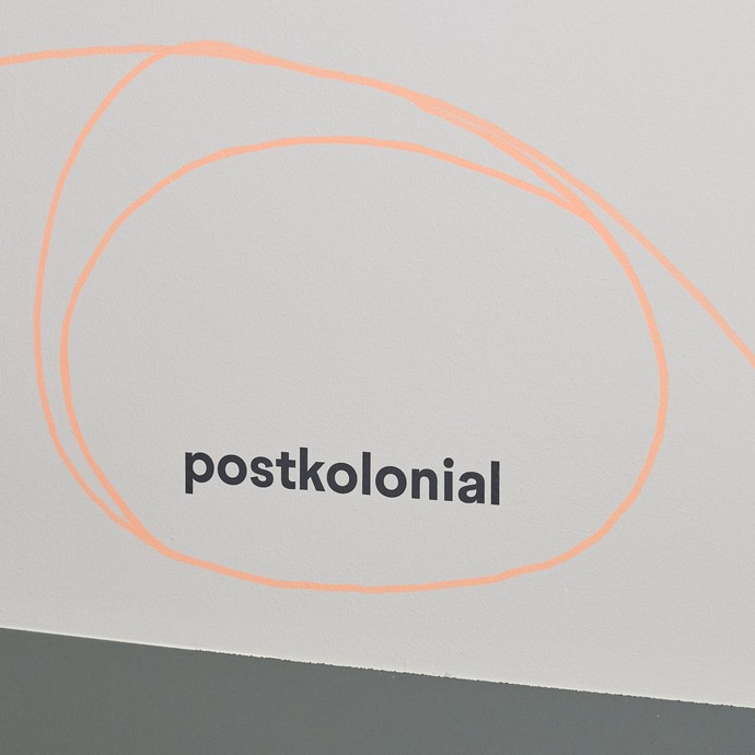 Schriftzug "postkolonial" (vergrößerte Bildansicht wird geöffnet)