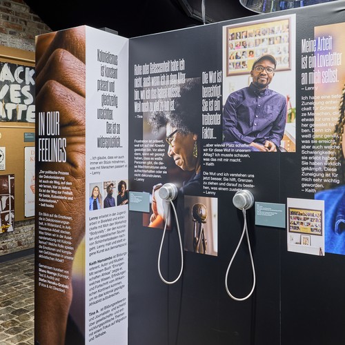 Blick in die Ausstellungseinheit Widerstand, Gedenken, Postkolonialismus