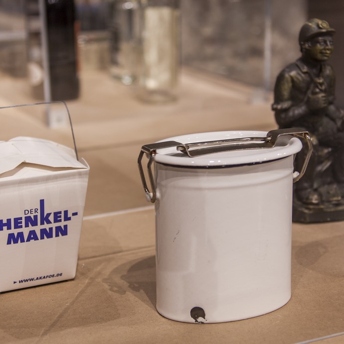 Historischer und moderner Henkelmann (vergrößerte Bildansicht wird geöffnet)