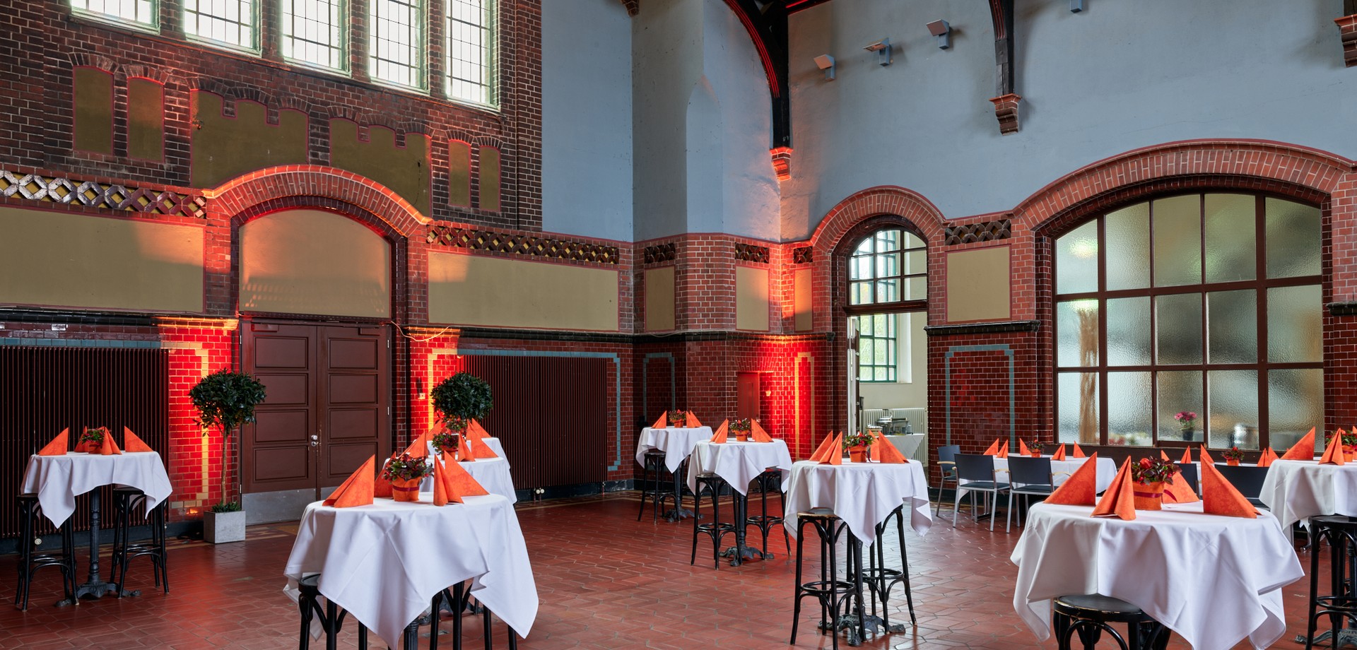 Blick in die historische Zechenwerkstatt mit festlich eingedeckten Tischen