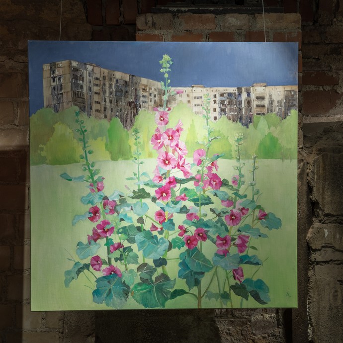 Ein Gemälde zeigt Blumen auf einer Wiese vor einem Gebäudekomplex (vergrößerte Bildansicht wird geöffnet)