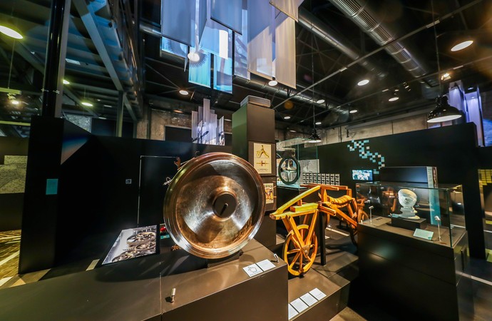 Blick in die Ausstellung "Alles nur geklaut" mit der Ausstellungseinheit zur Erfindung des Rads