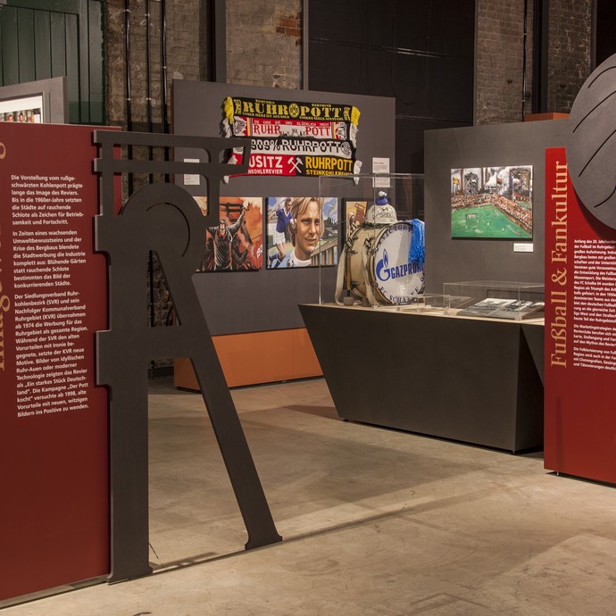 Blick in den Ausstellungsbereich zum Thema Fußball und Fankultur (vergrößerte Bildansicht wird geöffnet)