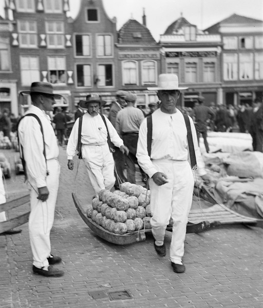 Schwarz-Weiß-Aufnahme vom Käsemarkt in Alkmaar, 1930
