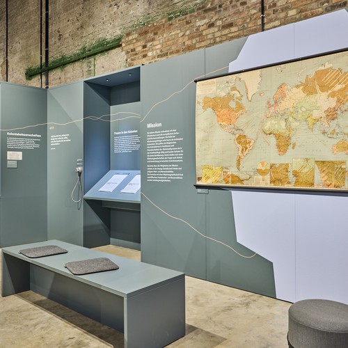 Blick in die Ausstellung mit Landkarte