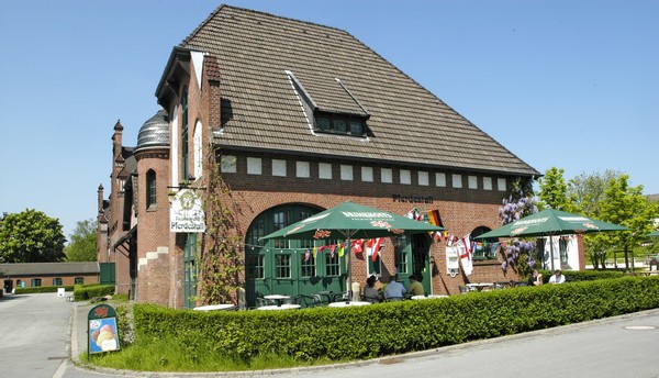 Außenansicht des Restaurants Pferdestall mit Biergarten